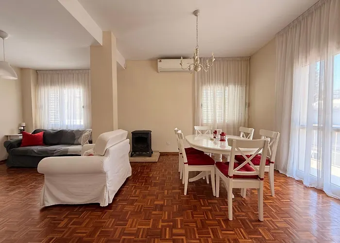 Door 3bdr Flat Centre Nikósie